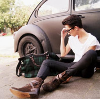 忧郁的男生微信个性头像_坚硬的城市里没有柔软的爱情