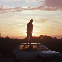 忧郁的男生微信个性头像_坚硬的城市里没有柔软的爱情