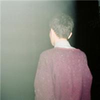 忧郁的男生微信个性头像_坚硬的城市里没有柔软的爱情