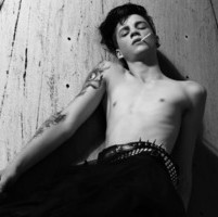 忧郁的男生微信个性头像_坚硬的城市里没有柔软的爱情