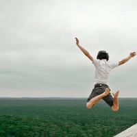 忧郁的男生微信个性头像_坚硬的城市里没有柔软的爱情