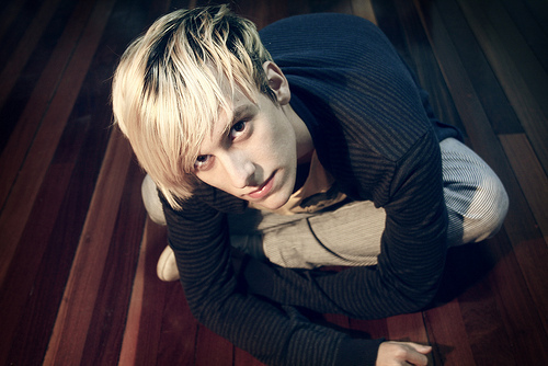 很帅气的英伦范儿男生图片 那些拾不起的快乐，我宁愿放弃之