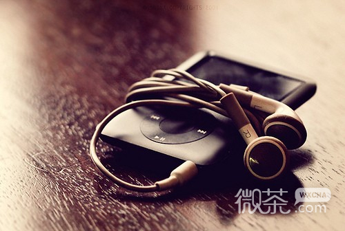 有种小情调感觉的非主流情感故事图片 戴上耳机聆听世界的美