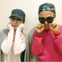 幸福小两口微信情侣头像一左一右 照着我的心就能画出你的样子