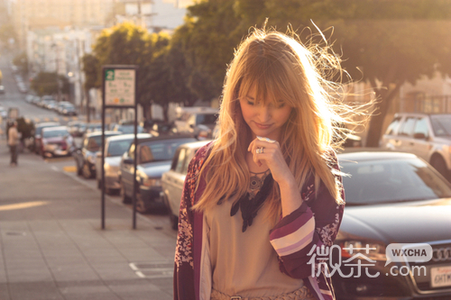 个性英伦范儿女生图片 我们还有太多的放不下和难以忘记