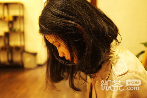 个性英伦范儿女生图片 我们还有太多的放不下和难以忘记