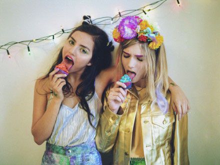 优美意境欧美空间姐妹图片 有时候，躲避是为了让自己不那么失望