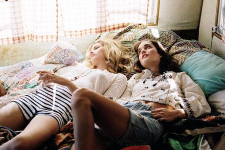 优美意境欧美空间姐妹图片 有时候，躲避是为了让自己不那么失望