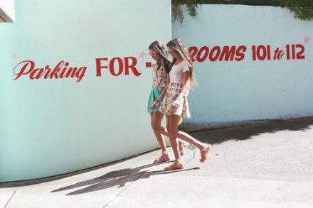 优美意境欧美空间姐妹图片 有时候，躲避是为了让自己不那么失望