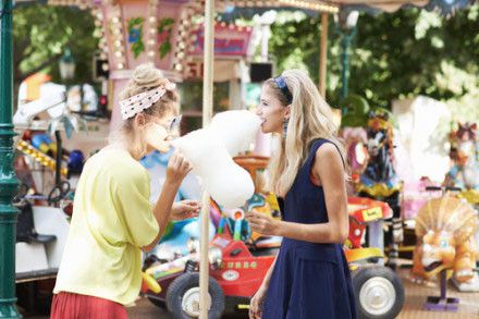 优美意境欧美空间姐妹图片 有时候，躲避是为了让自己不那么失望