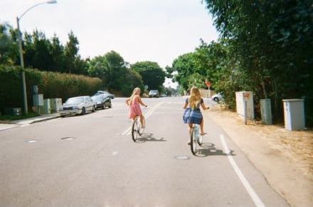 优美意境欧美空间姐妹图片 有时候，躲避是为了让自己不那么失望