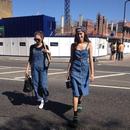 优美意境欧美空间姐妹图片 有时候，躲避是为了让自己不那么失望