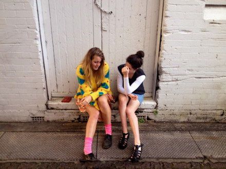 优美意境欧美空间姐妹图片 有时候，躲避是为了让自己不那么失望