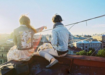 优美意境欧美空间姐妹图片 有时候，躲避是为了让自己不那么失望