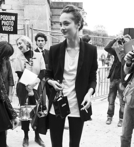 黑白个性男女欧美空间图片 凋谢是真实的,盛开只是一种过去