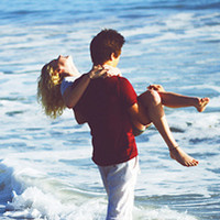 2017华丽的情侣微信头像 期待应不应该幻想你还在