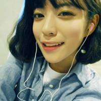 最流行的短发妹微信女生头像 除了你的拥抱我什么都能放过