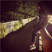 干净小清新的男生微信头像 我一个人走走停停冷暖自自给自足