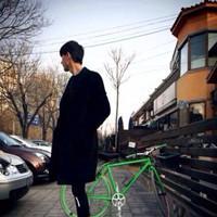 干净小清新的男生微信头像 我一个人走走停停冷暖自自给自足