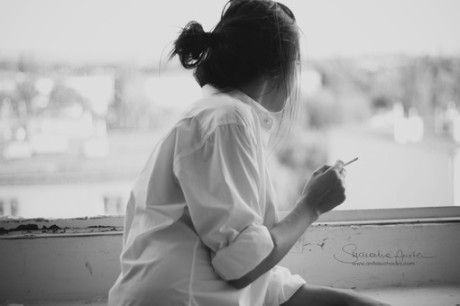 欧美颓废抽烟女生黑白图 心与寂寞交舞,情与孤影对语