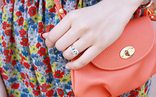 时光的洪流中,能永远陪伴我们的只有我们自己 幸福的情侣戒指图片