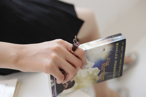 时光的洪流中,能永远陪伴我们的只有我们自己 幸福的情侣戒指图片