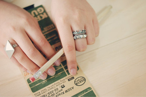 时光的洪流中,能永远陪伴我们的只有我们自己 幸福的情侣戒指图片