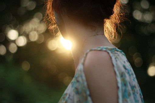 逆光的温柔意境欧美女生图片 在不断的失去和拥有之间徘徊
