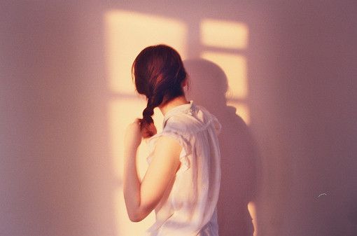 逆光的温柔意境欧美女生图片 在不断的失去和拥有之间徘徊