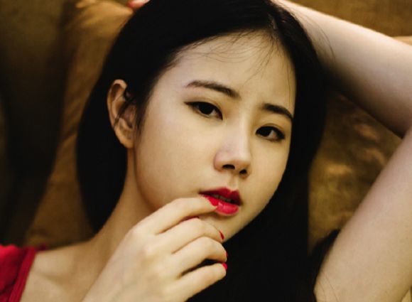 忧伤女子个性意境图片大图 有爱的岁月,是春的花颜,是夏的灿烂