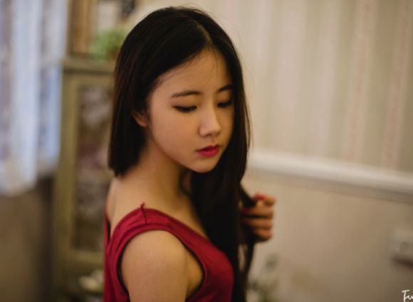 忧伤女子个性意境图片大图 有爱的岁月，是春的花颜，是夏的灿烂