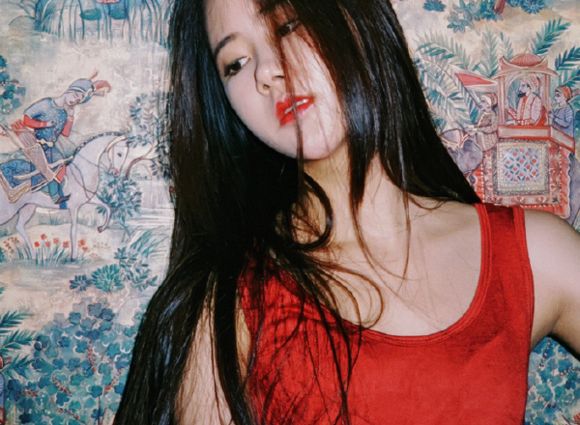 忧伤女子个性意境图片大图 有爱的岁月，是春的花颜，是夏的灿烂