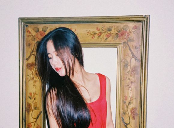 忧伤女子个性意境图片大图 有爱的岁月，是春的花颜，是夏的灿烂