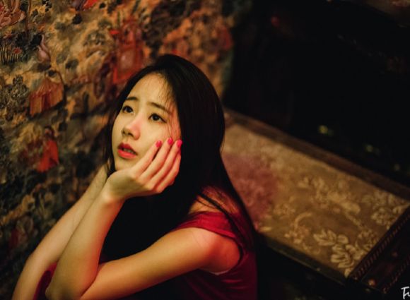 忧伤女子个性意境图片大图 有爱的岁月，是春的花颜，是夏的灿烂