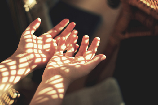 美感十足的手部特写个性美图 我的爱绝非是浅滩，我的爱是深渊