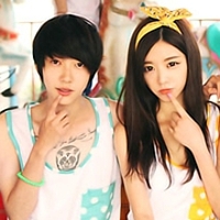 恩爱幸福的微信情侣头像一左一右 我的回忆终有一天要逝去