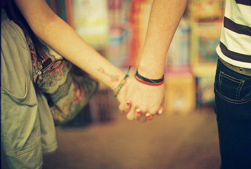 幸福的牵手唯美情侣图片 美好的总是短暂的，如昙花一现