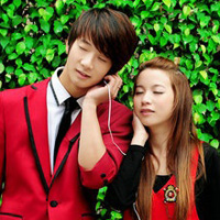 恩爱幸福的微信情侣头像一左一右 我的回忆终有一天要逝去