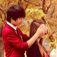 恩爱幸福的微信情侣头像一左一右 我的回忆终有一天要逝去