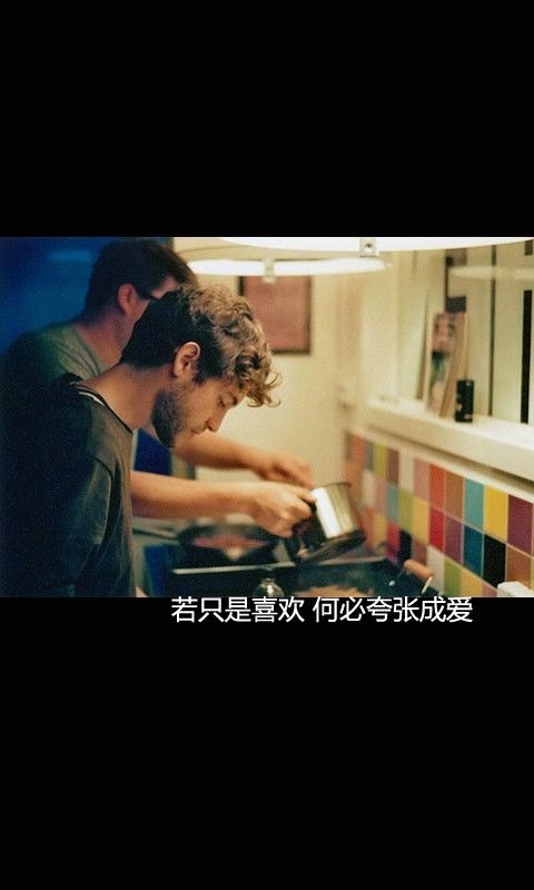 非主流男生意境带字图片素材 有时候的我假装坚强，连哭都想躲避