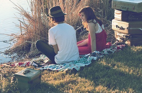 甜蜜拥抱的情侣空间图片 烈阳骄日的爱情，挤干了谁的冷漠