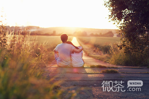 甜蜜拥抱的情侣空间图片 烈阳骄日的爱情，挤干了谁的冷漠