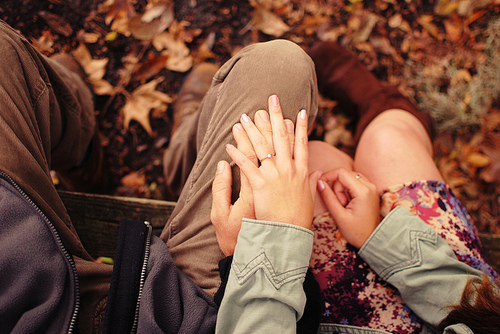 甜蜜拥抱的情侣空间图片 烈阳骄日的爱情，挤干了谁的冷漠