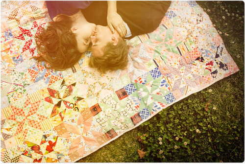 甜蜜拥抱的情侣空间图片 烈阳骄日的爱情，挤干了谁的冷漠