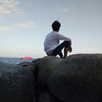 一个人海边头像男生孤单背影2017 阳光穿透泛白的记忆