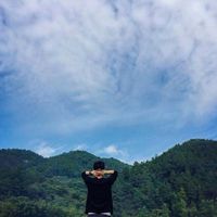 一个人海边头像男生孤单背影2017 阳光穿透泛白的记忆
