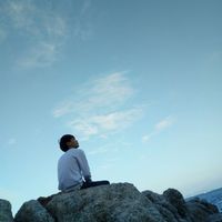 一个人海边头像男生孤单背影2017 阳光穿透泛白的记忆