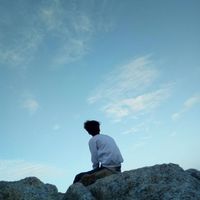 一个人海边头像男生孤单背影2017 阳光穿透泛白的记忆