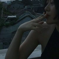 欧美头像女生霸气冷艳抽烟图 何必把剧本写得苦不堪言