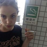 欧美头像女生霸气冷艳抽烟图 何必把剧本写得苦不堪言